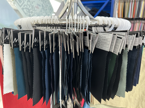 &ldquo;科技、時尚、綠色、高端&rdquo; 鴻岳紡織步入校服、沖鋒衣面料的良性發展軌道