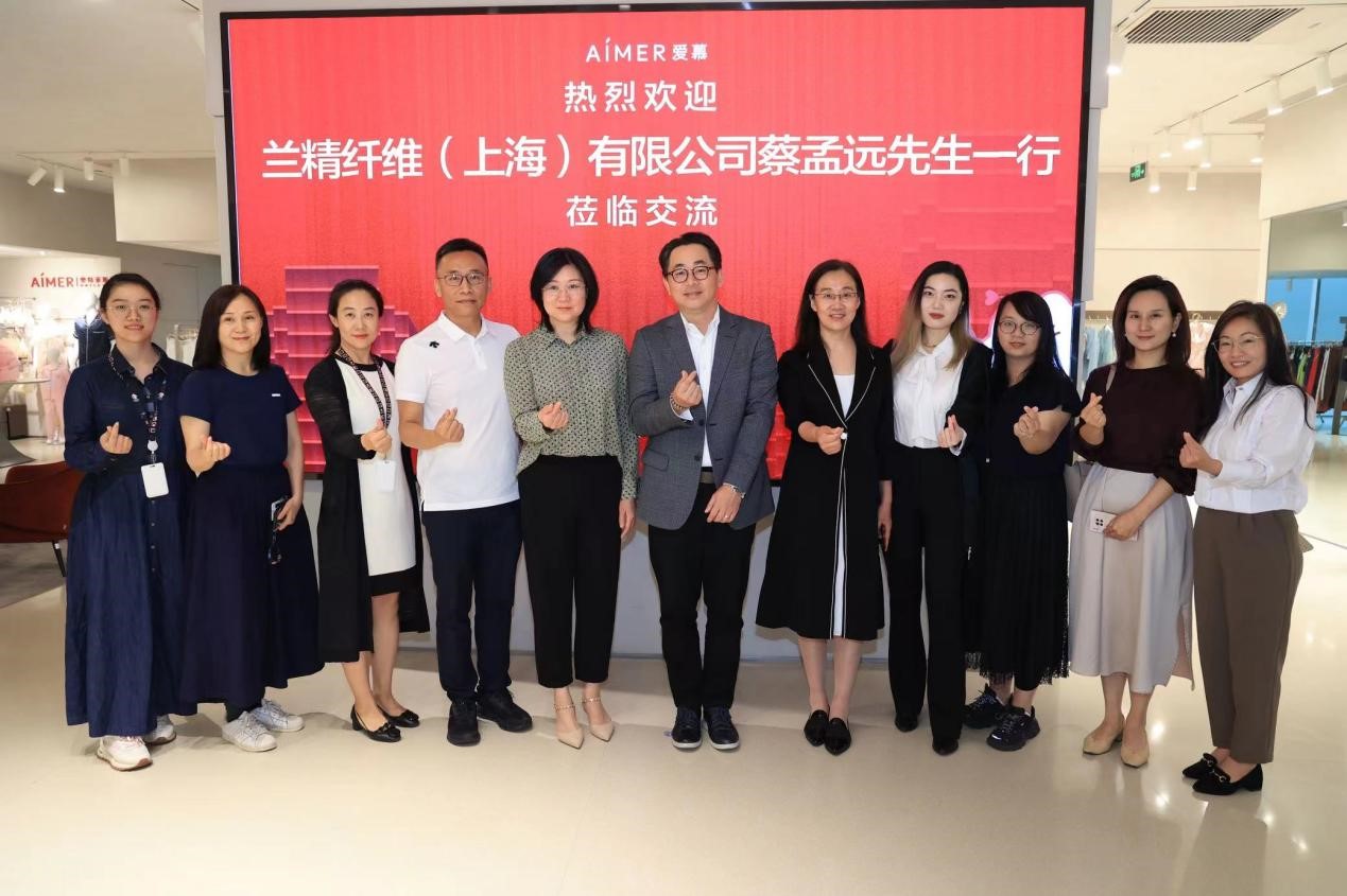 益路攜手 守護(hù)未來(lái) 蘭精纖維向愛(ài)慕公益基金會(huì)捐贈(zèng)愛(ài)心物品