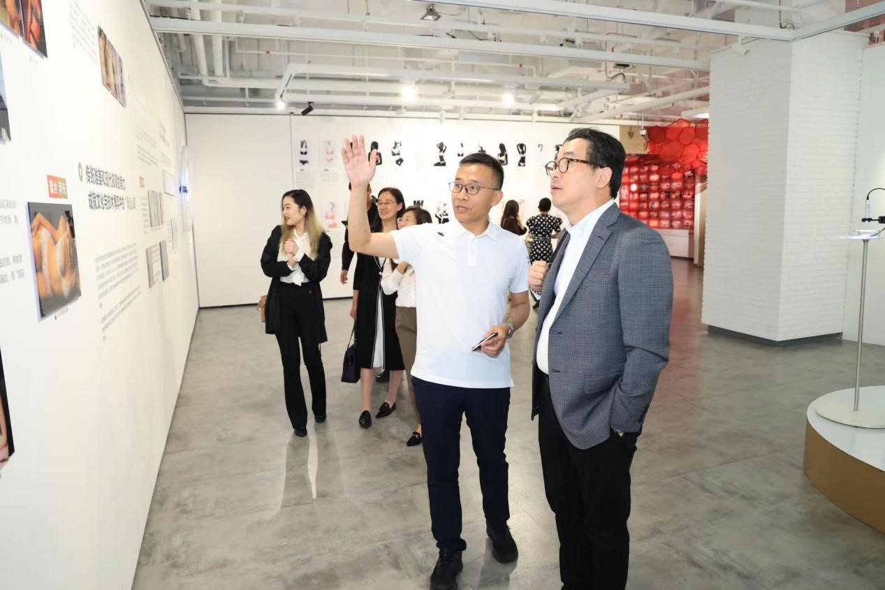 益路攜手 守護(hù)未來(lái) 蘭精纖維向愛(ài)慕公益基金會(huì)捐贈(zèng)愛(ài)心物品