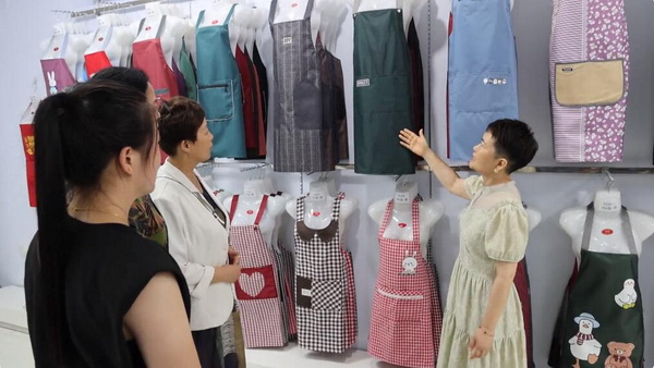 小小圍裙，錦繡乾坤  晉州圍裙&ldquo;領頭雁&rdquo;佳綺利服飾， 拉動鄉村振興&ldquo;大引擎&rdquo;