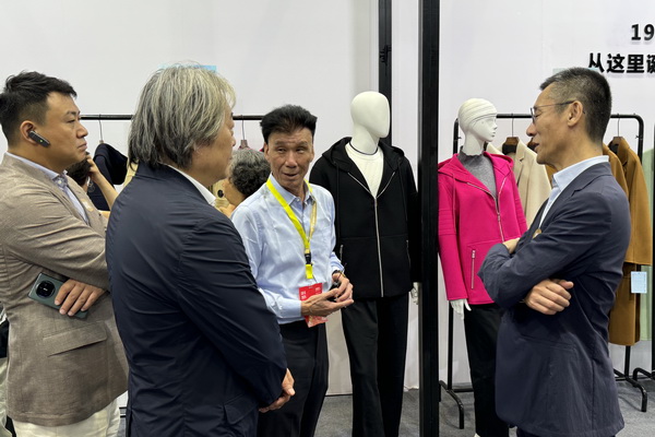 輕奢時尚 舒適休閑-- 昭奈華裕首推戶外運動型雙面手工大衣系列,拓寬內銷渠道