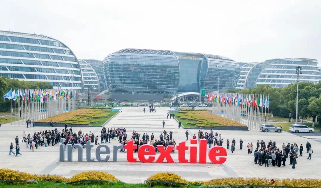 3月13日，為期三天的2025intertextile春夏面輔料展在國家會展中心（上海）圓滿落幕。本屆博覽會以近19萬平方米總展出面積，匯聚來自全球24個國家和地區的超3100家參展商。從源頭為紡織行業高質量發展注入信心與動能，展示了紡織行業的最新技術與創新成果。其中，海纖生物的海藻纖維、海絲林及海藻炭泥系列產品憑借其深海黑科技的獨特魅力，成為展會焦點，吸引了眾多專業觀眾的目光。