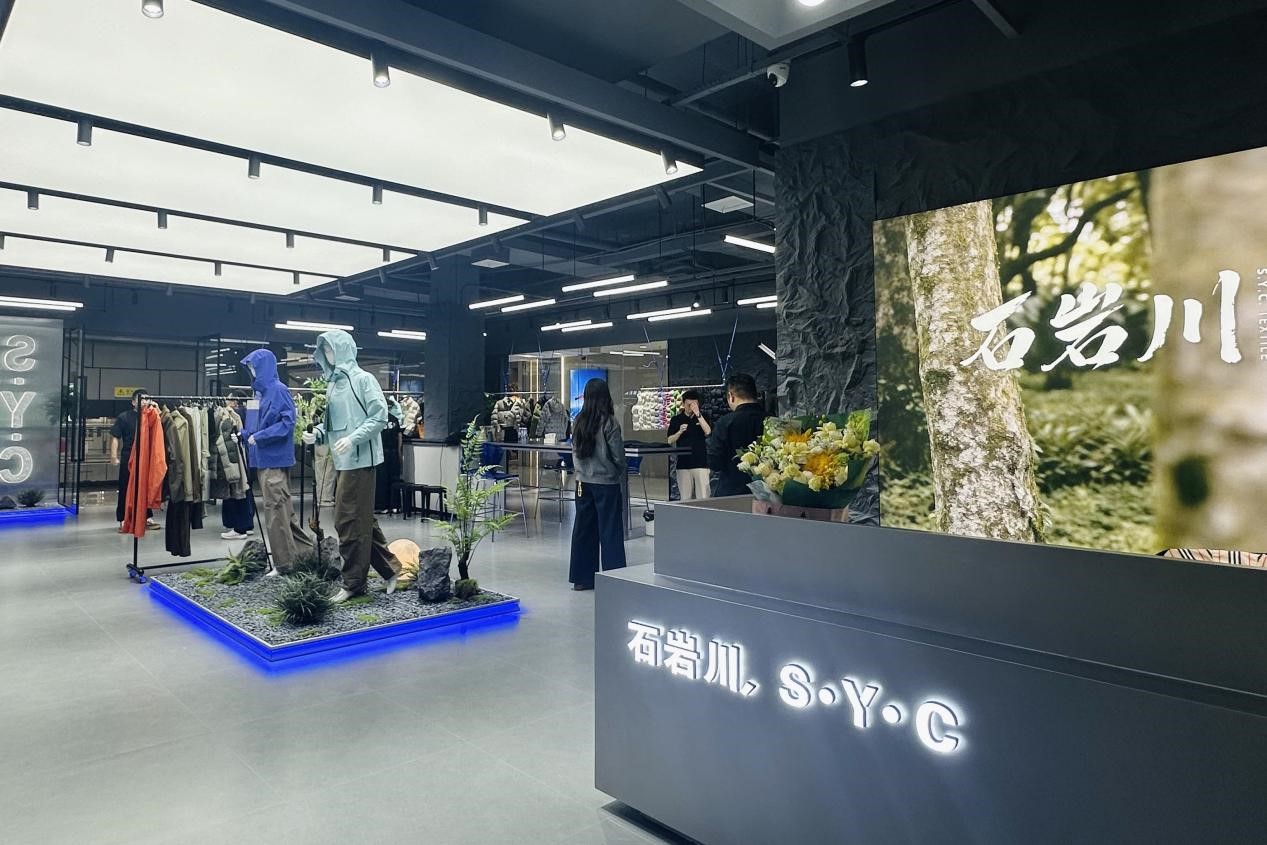 嘉耀紡織&石巖川入駐中國輕紡城：以科技戶外功能面料撬動品牌快反新藍海